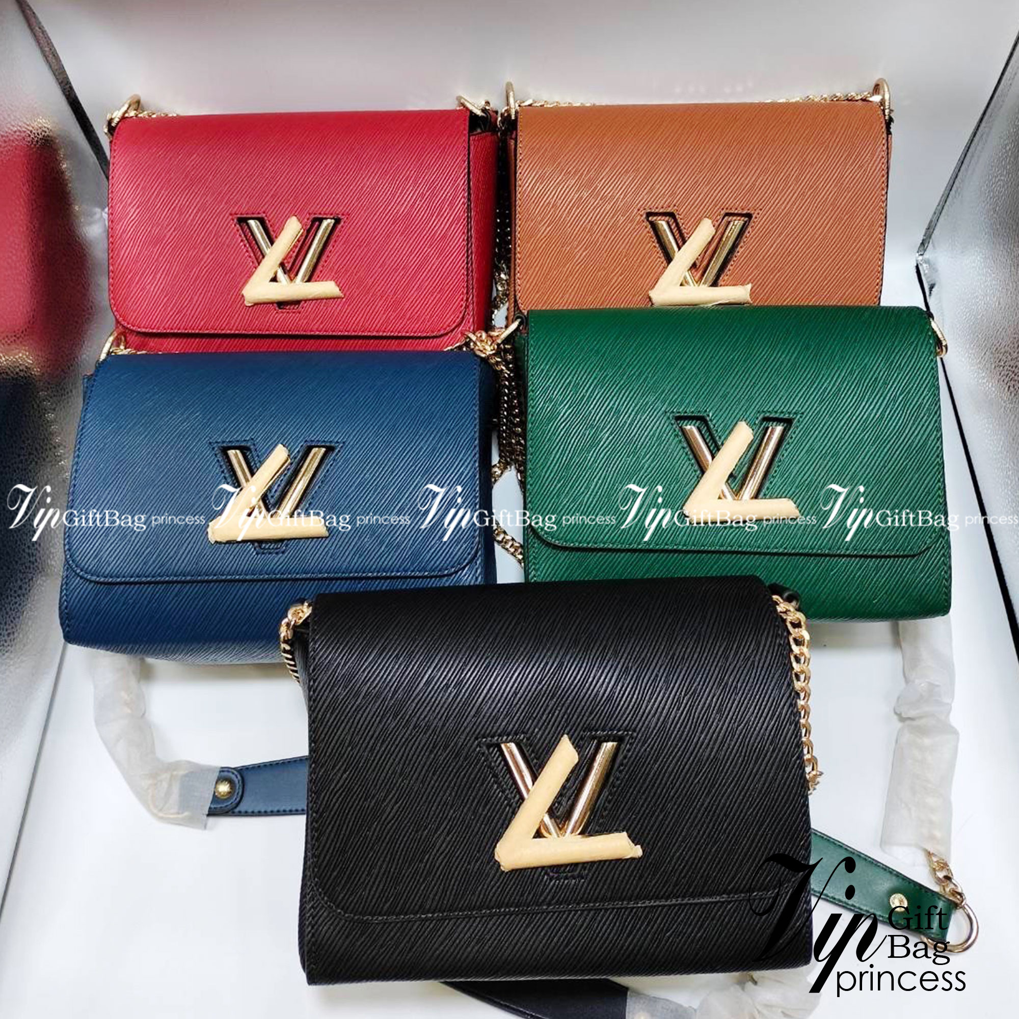 LV Twist MM Epi Leather Handbags หนัง Epi ลายเกรน ตัวล็อก LV Twist สีทองไอคอนิกช่วยเติมเต็มความสมบูรณ์แบบให้กับกระเป๋าได้อย่างลงตัว เหมาะสำหรับการใช้งานเป็น everyday bag หรือถือออกงานก็สวยเลยค่ะ