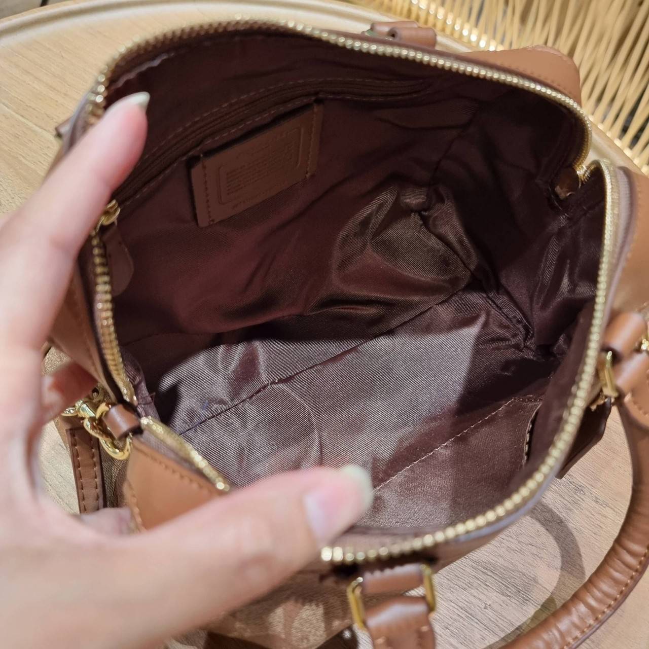 COACH F32203 MINI BENNETT SATCHEL IN SIGNATURE CANVAS กลับมาอีกครั้ง!! กับกระเป๋าทรงหมอนยอดฮิต 🥳 มีกี่สีก็ขายหมด วัสดุหนังแคนวาสเคลือบลาย ทรงสวยใช้งานได้ทุกโอกาส ภายในโล่งกว้างใส่ของได้เยอะ มีหูจับในตัว และสายสะพาย crossbody ปรับได้ตามตัว ใบนี้ไม่
