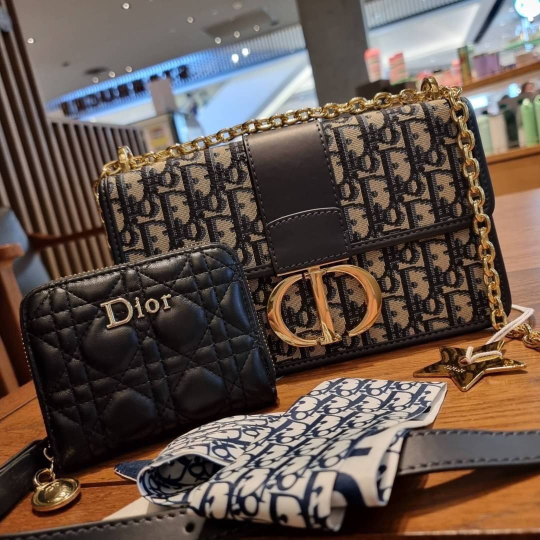 DIOR SET BAG / DIOR 30 Montaigne Bag / CD LIMITED EDITION GIFT BOX WITH GOLD STAR BOUTIQUE SET พร้อมเสิร์ฟครบชุด แรร์ไอเท็ม ที่ถูกรวมไว้ในหนึ่งเดียว กับ gift box limited จัดให้ทั้งกระเป๋าสะพายสุดหรู กระเป๋าสตางค์ใบสั้นรุ่นคลาสสิค ribbon เข้าเซ็ท และ gold 