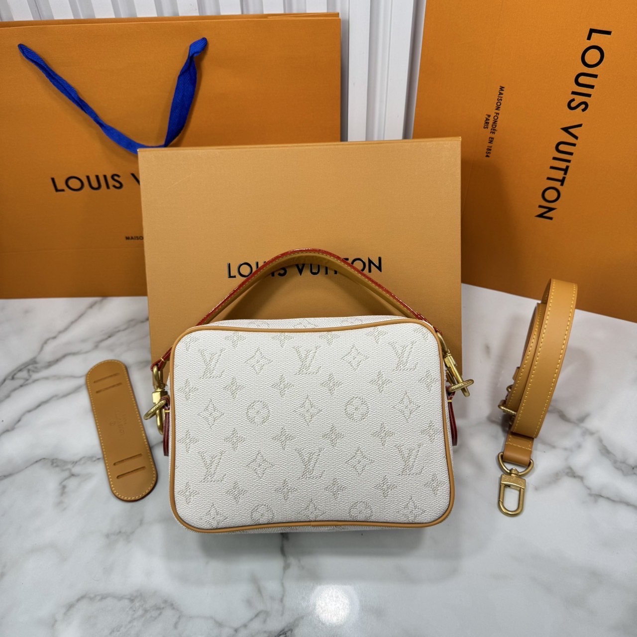 ORI หนังแท้ | LV Nil Messenger Bag / Nil D16 / Nil G71 กระเป๋าสะพายทรงแมสเซ็นเจอร์ พร้อมพอคเก็ตซิปหน้า และหูจับถอดได้ ถือเป็นคลัทเท่ๆ ได้เลย มาพร้อมรองบ่า/สายสะพายถอดได้ สะดวกใช้งาน