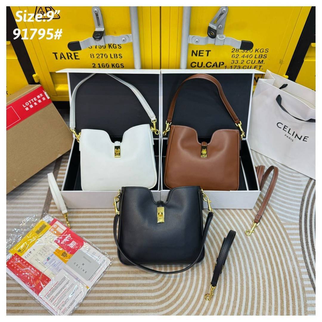 CELINE SMALL CAMILLE 16 SOFT BAG IN SMOOTH LEATHER กระเป๋าทรงโฮโบที่ตัวแม่ตัวมัมใช้กันเยอะสุดๆ ด้วยรูปทรงยอดนิยม สะดวกใช้ด้วยอะไหล่บิดล็อค สีทองสวยโดดเด่น