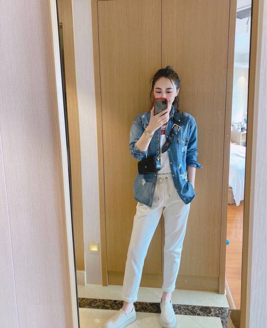 LV officier crossbody bag / LV Officier Pouch With Strap กระเป๋าสะพายเรียบหรู ดีไซน์เรียบง่าย ใช้งานสะดวก พร้อมใบลูกน่ารัก และสายสะพายเส้นใหญ่ ทนทาน แน่นหนา วัสดุหนังเรียบสวย