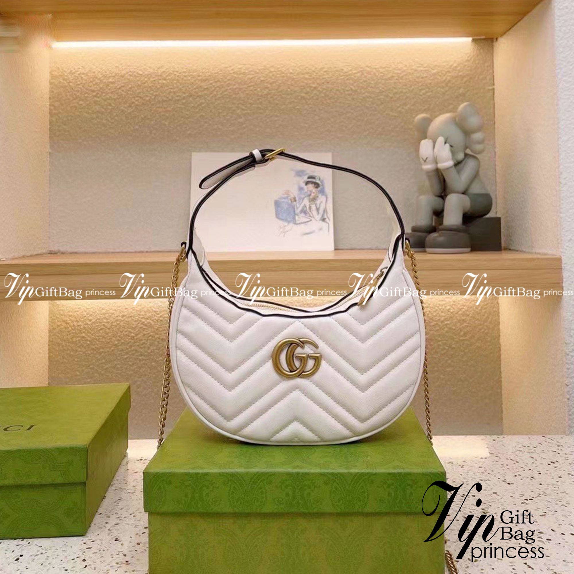 Gucci GG Marmont half-moon-shaped mini bag กระเป๋าคล้องไหล่ ความตัวแม่สายแฟชั่น ต้องกระเป๋าทรงจันทร์เสี้ยวแบบสับค่ะ! ความโค้งมนใช้งานง่าย เอามาสะพายก็คือชนะเลิศไปเลย ภาพถ่ายจากงานขายจริง ใช้งานต่างประเทศได้