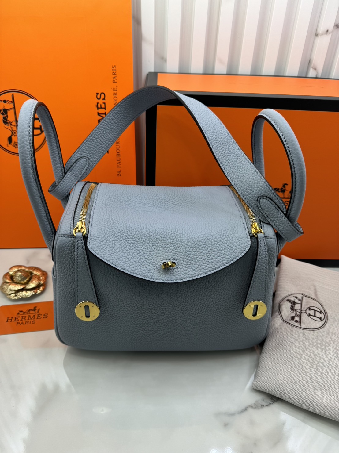 พร้อมส่ง 15 สี HERMES Lindy 26 bag กระเป๋าทรงโท้ทหนังสวยอย่างดี เอกลักษณ์ของความเรียบหรูไฮคลาสอย่างสมบูรณ์แบบ เกรดออริ สลับแท้ งานสวยตามรูป ใช้งานต่างประเทศได้