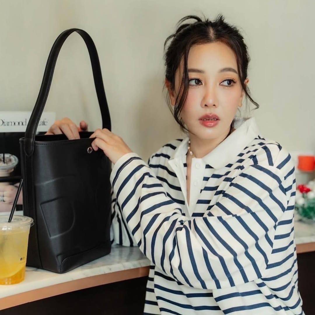 Rally The Bag Whisper กระเป๋าทรงบัคเก็ตงานหนังรุ่นใหม่ ฮอทติดลมบน มาแรงสะพายกันทั่วบ้านทั่วเมือง สายแบกสายขนห้ามพลาดจุของได้เยอะ รุ่นหนังผิวสัมผัสนิ่มมือ ทนทานและจุสิ่งของได้ครบครัน