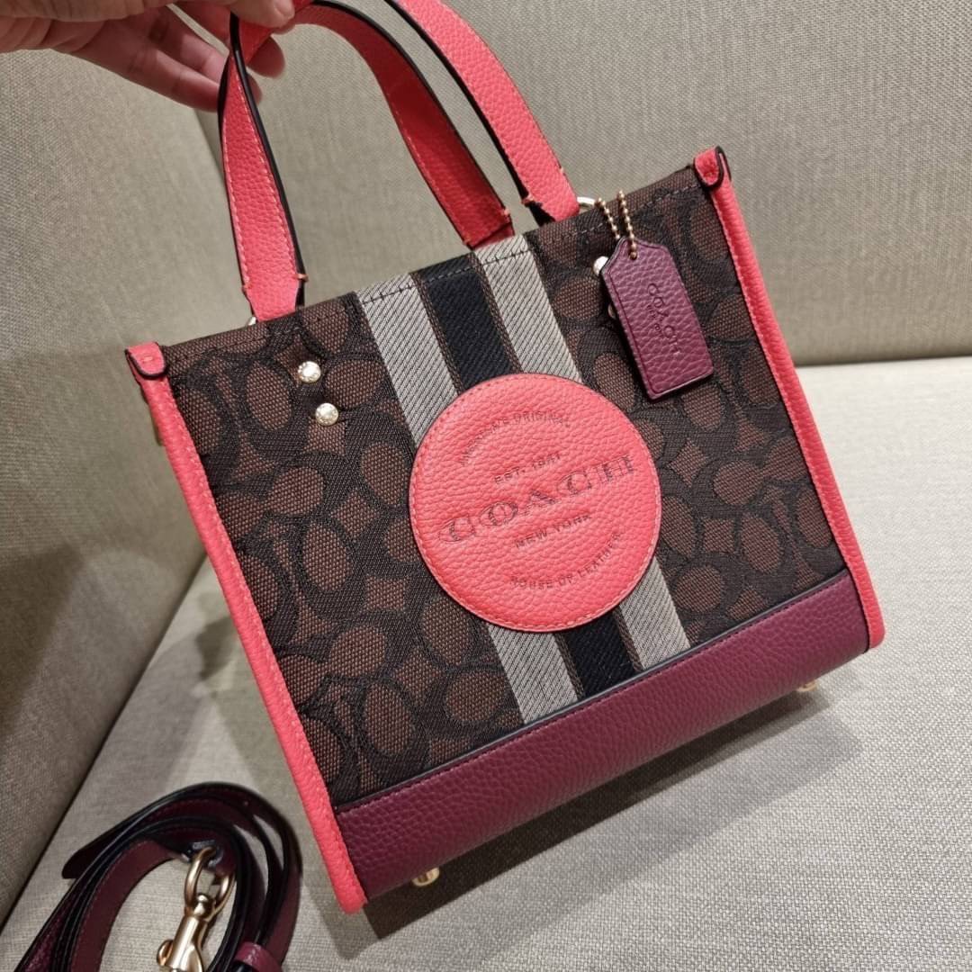 COACH C7083 DEMPSEY TOTE 22 IN SIGNATURE JACQUARD WITH STRIPE AND COACH PATCH คอลเลคชั่นใหม่ สีที่สาวๆรอคอย สวยคม ละมุนและมีความหรูในตัว กับกระเป๋าทรงโท้ท ไซส์กำลังสวย น่ารักน่าใช้ ฟังก์ชั่นการใช้งานสะดวกที่สุด มีทั้งสายคล้องในตัว และสายครอสบอดี้ วัสดุผ้า