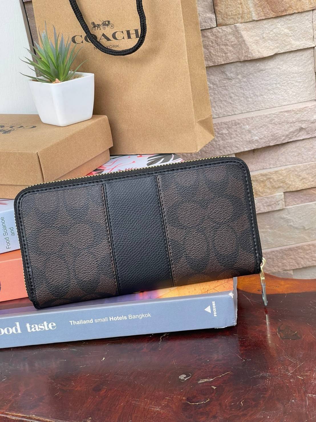 COACH F54630 ACCORDION ZIP WALLET IN SIGNATURE เป็นกระเป๋าสตางค์ที่เหมาะกับการใช้งาน นอกจากเพิ่มความมั่นใจแล้ว ยังทำให้ชีวิตของเราง่ายขึ้นอีกด้วย โดยการเปิดปิดแบบซิปรอบ สามารถใส่ธนบัตร เหรียญ บัตรต่างๆได้หลายใบเลยทีเดียว ขนาดของกระเป๋าสามารถถือแทนกระเป๋าค