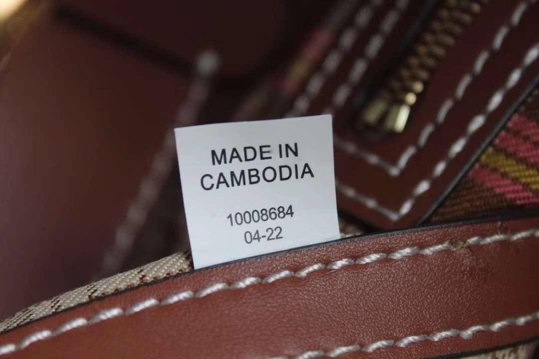 Tory Burch Small Canvas Round Tote กระเป๋าถือหรือสะพายไหล่ วัสดุผ้าcanvas รูปทรงโค้งมน ด้านในโล่ง มี1ช่องซิปและ1ช่องเล็ก น้ำหนักเบา จุของได้เยอะ มาใหม่ล่าสุดไม่ควรพลาดเลยค่า