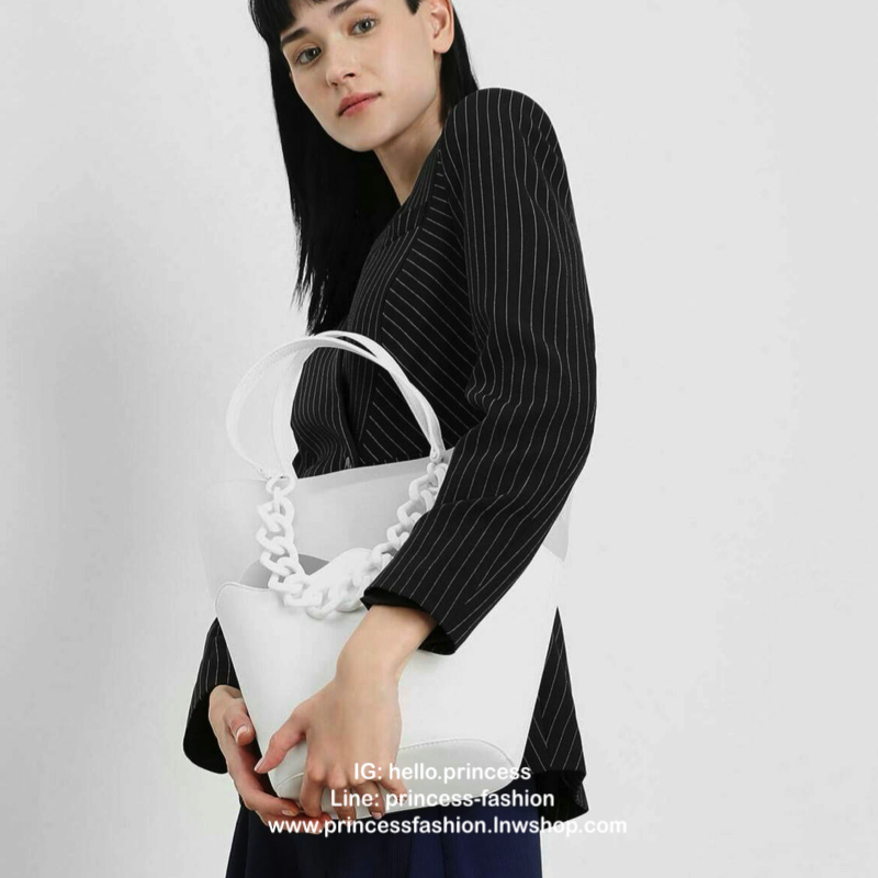 CHARLES & KEITH รุ่น CHUNKY CHAIN TOTE BAG CK2-30270180_MOSS ราคาปกติช้อป ( ฿3,390.00 ) ซื้อ 1 ได้ถึง 2 ใบ รุ่นใหม่ชนช้อป กระเป๋าทรง Tote สีสวยสุดคลาสสิค วัสดุ PVC มาพร้อมใบลูก ภายในโล่ง สายสุดเก๋ มี 2 สาย สายสะพายไหล่ ถอดออกได้ (สายยาวสาวอวบ/ อ้วน ก็เอาอ