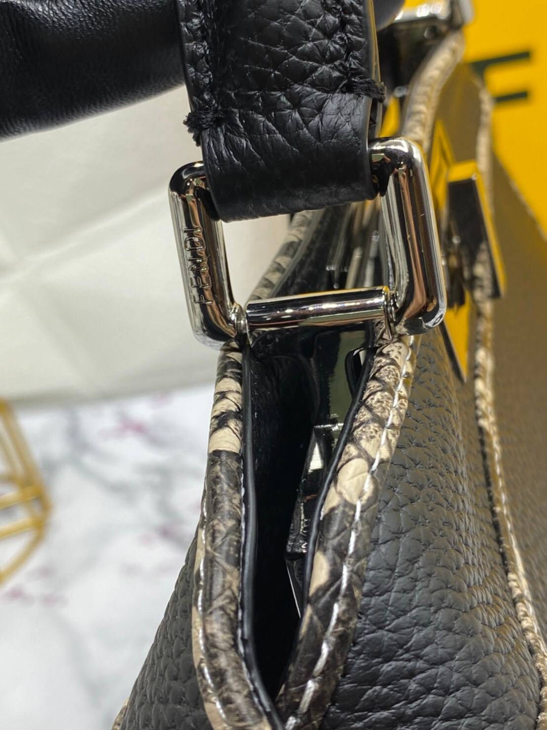 FENDI Capsule Collection Size 27cm กระเป๋าถือหรือสะพายข้างได้ หนังสวยมาก รูปแบบให้กลิ่นอายของความคลาสสิก หรูหรา มีคลาส การออกแบบที่โชว์ทั้งเอกลักษณ์ของแบรนด์และความมีสไตล์ ใช้งานง่าย จะถือหรือสะพายก็คล่องตัวทุกรูปแบบเลยค่ะ ใบจริงสวยมาก ไม่ควรพลาดด้วยประกา