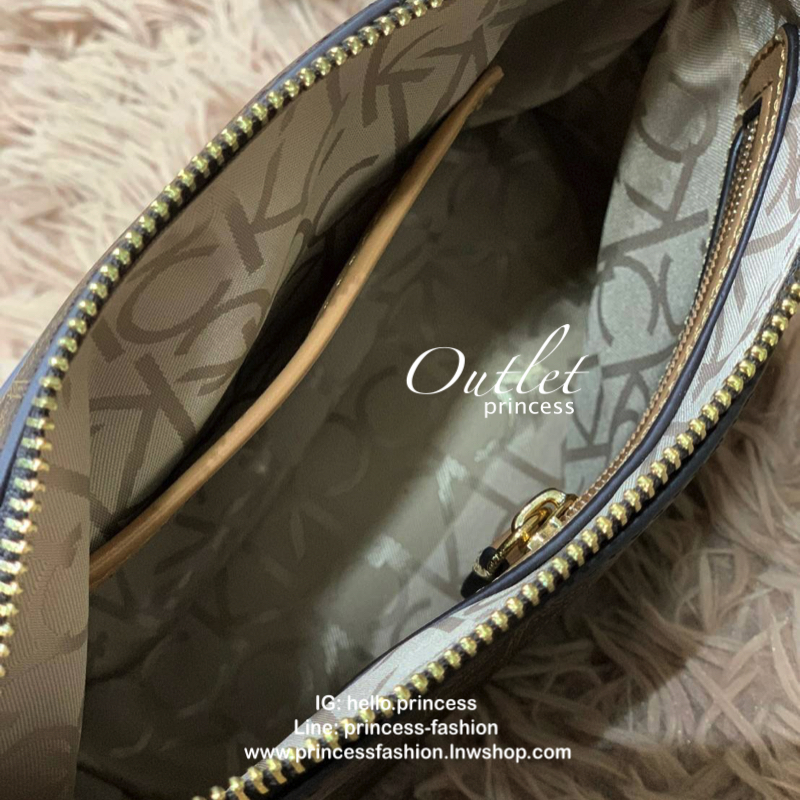 Calvin Klein Mini Crossbody กระเป๋าทรงครอสบอดี้ ขนาดกลางกำลังดี มีฐานกว้างตั้งอยู่ทรง เปิดใช้งานด้วยซิปเดียว สายสะพายปรับสั้นยาวได้ ดีเทลที่มีsignatureรอบใบ ครึ่งล่างฐานเป็นหนังเรียบ ติดโลโก้แบรนด์ด้วยโลหะ รูปทรงสะพายได้อย่างคล่องตัวแบบสไตล์เก๋ๆเลยคร้า!!