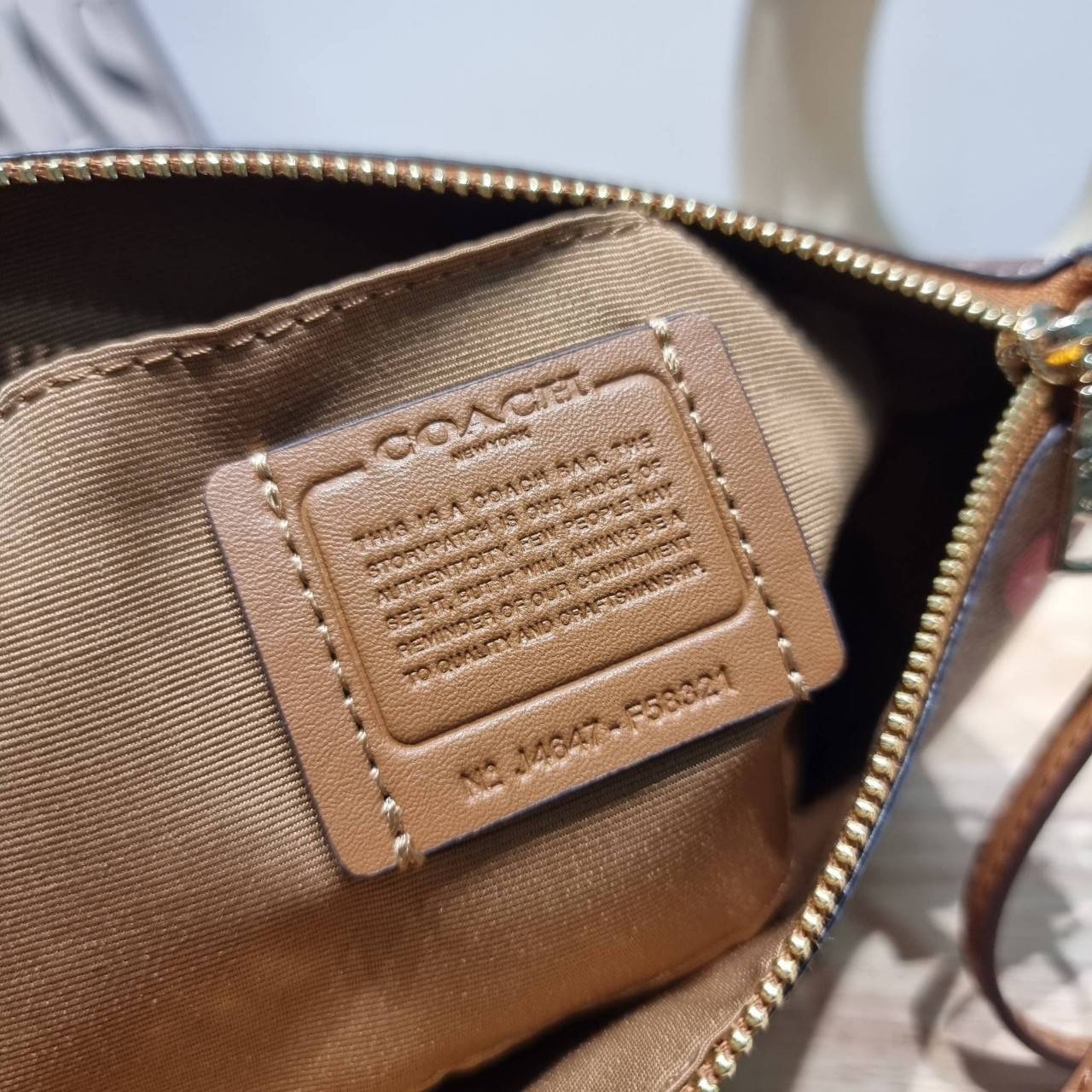 COACH F58321 TOP HANDLE POUCH คอลเลคชั่นสุดฮิต กับดีไซน์ใหม่ น่ารักน่าใช้ทุกแบบ กระเป๋าพอชทรงใช้งานง่าย สะดวก กะทัดรัด วัสดุหนังแคนวาสเคลือบคุณภาพ มาพร้อมสายคล้องในตัว และสายสะพาย crossbody ปรับเปลี่ยนได้ตามสไตล์ อีกหนึ่งไอเท็มที่สาวๆต้องมี ในราคาสุดคุ้ม 