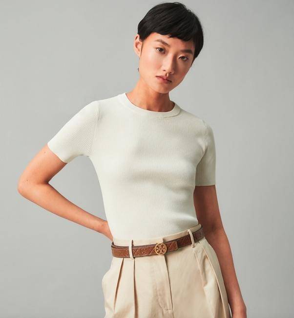 Tory burch Midnight with Tag Logo Monogram Embossed Leather Belt เป็นเข็มขัดที่ตอบโจทย์ของคุณได้อย่างลงตัวทุกสไตล์การแต่งตัว ไม่ว่าจะใส่คู่กับเดรสหรือกางเกงยีนส์ก็ดูดีทีเดียว เพราะหัวเข็มขัดโดดเด่นด้วยดีไซน์ทรงกลมรูป Double T ที่เป็นสัญลักษณ์ประจำแบรนด์ ส