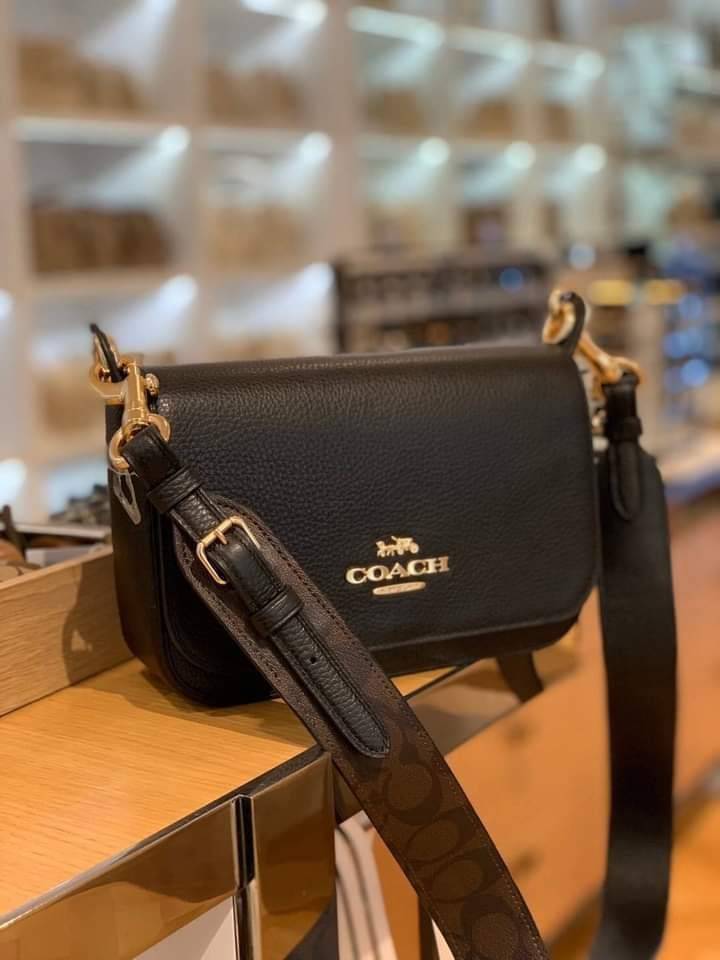 COACH SMALL JES MESSENGER WITH SIGNATURE CANVAS STRAP(COACH F77979)🌺 ทรงนี้ สวยมากจริงๆ ฮิตมากๆตลอดกาล //สะพายข้างฝาปิด ล็อคด้วยแม่เหล็กแน่นหนา รุ่นนี้สวยมาก >>วัสดุหนังแท้เต็มใบ หนังสวยคุณภาพดีมากๆ ยิ่งใช้ หนังยิ่งสวย>>สายสะพายถอดได้ 