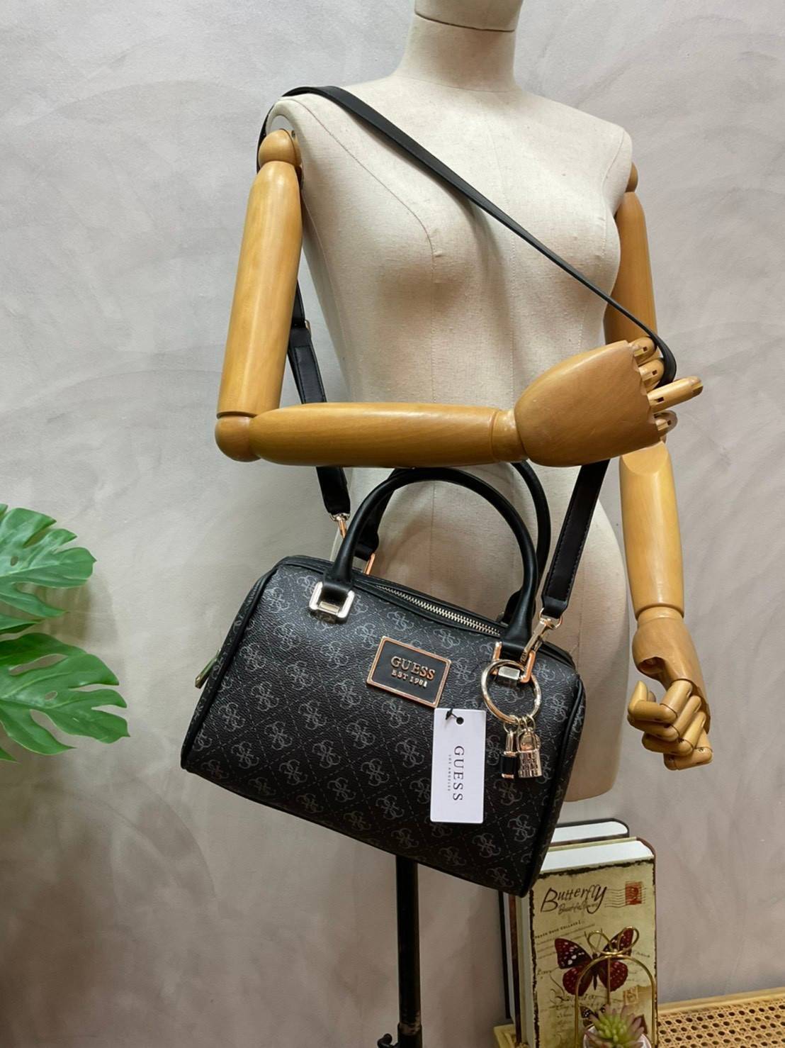 Guess Handbag with Small Shoulder Strap Tyren SG796605 New collection!! Guess ทรงหมอน ขนาดเล็ก ลายซิกเนเจอร์แบรนด์ ทรงหมอนยอดฮิต มีให้เลือก 5 สี สีสวยคลาสสิก เข้ากับง่ายกับทุกชุด ปิด/เปิด ด้วยซิป ภายในโล่งกว้าง แยกเป็นสัดส่วนใช้งาน ซับในตราแบรนด์ ใส่กระเป