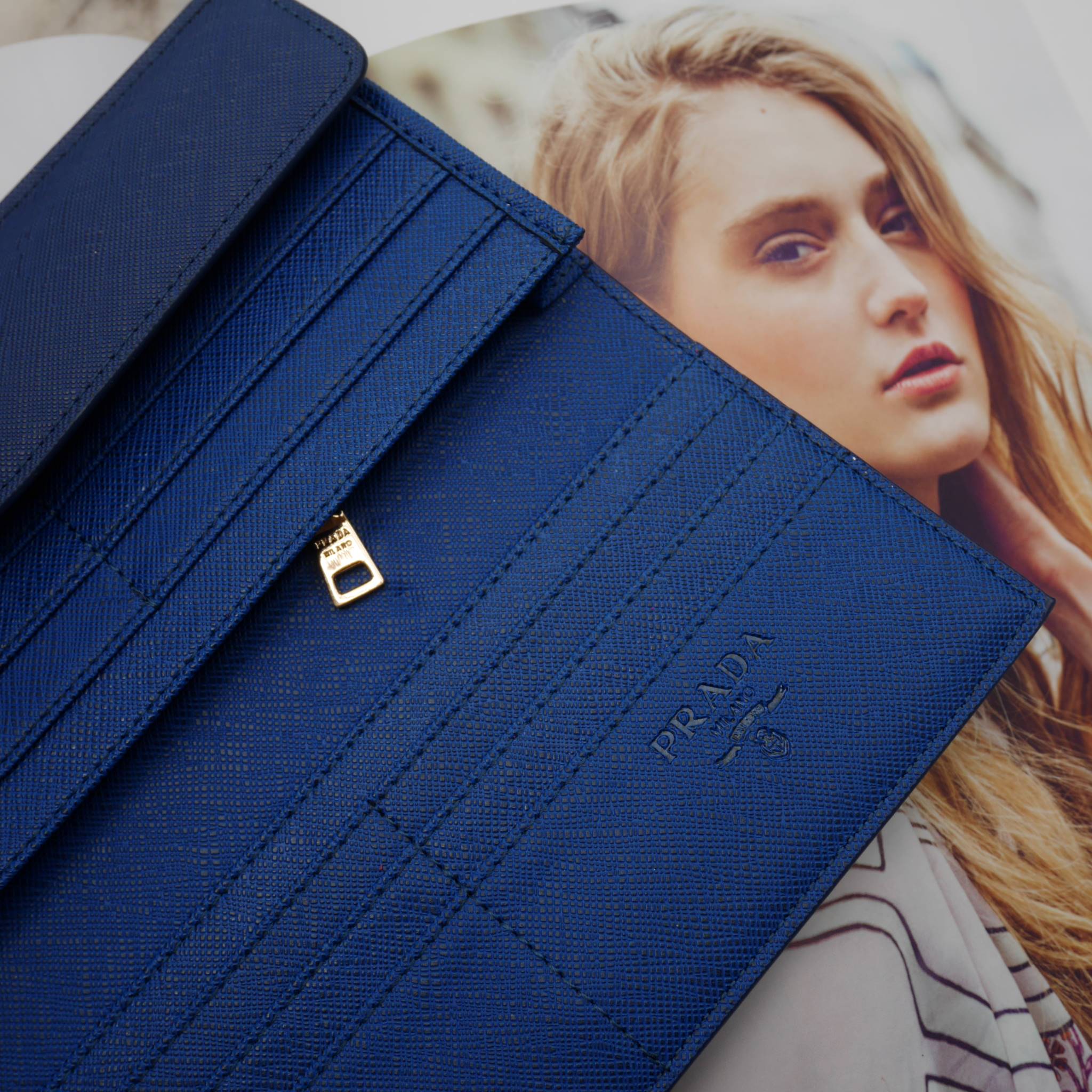 พิเศษ อุปกรณ์ครบset ค้า Best Seller~~ กระเป๋าสตางค์ยาว **ทรงหรู จากงานพรีเมี่ยมกิ้ฟ จากเคาเตอร์ต่างประเทศ จากแบรนด์ PRADA ลายหนัง saffiano ของแท้ 100% มีช่องใส่บัตร ถึง 12 ช่อง และช่องซิปใส่ของจุกจิกได้ น้ำหนักเบา จับถนัดมือ ขนาดกำลังดีคะ ถือแล้วดูดี อะไห