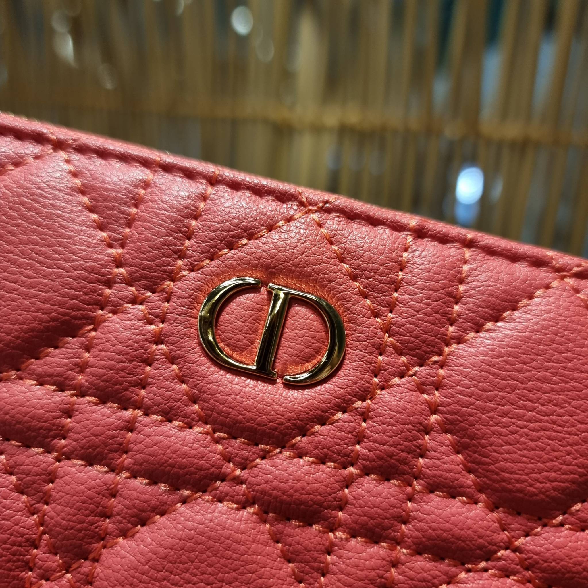 VIP 】CD LONG WALLET WITH GWP ใหม่ล่าสุด กระเป๋าสตางค์ใบยาว พิเศษจาก duty free ใบจริงสวยคม ใช้แล้วรับทรัพย์ ขับผิว วัสดุหนังแท้เต็มใบ สัมผัสดีงาม เปิด-ปิดด้วยซิปรอบ ภายในใส่บัตรได้เยอะ ใส่ธนบัตรได้เต็มที่ มีช่องซิปใส่เหรียญได้ พร้อมส่งความสวยถึงบ้านแบบครบเ