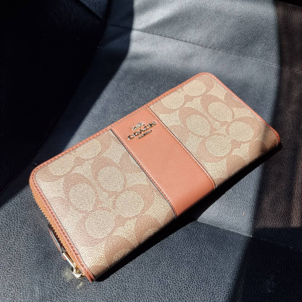 COACH F54630 ACCORDION ZIP WALLET IN SIGNATURE COATED CANVAS WITH LEATHER STRIPE กระเป๋าสตางค์ใบยาวรุ่นคลาสสิค คัดสีขายดีมาให้กันเลยจ้า ♥️ วัสดุหนังแคนวาสเคลือบลาย เปิด-ปิดด้วยซิปรอบ รูดใช้งานง่าย ใส่บัตรได้ มีช่องซิปใส่เหรียญ ใส่มือถือได้ พกใบนี้ใ