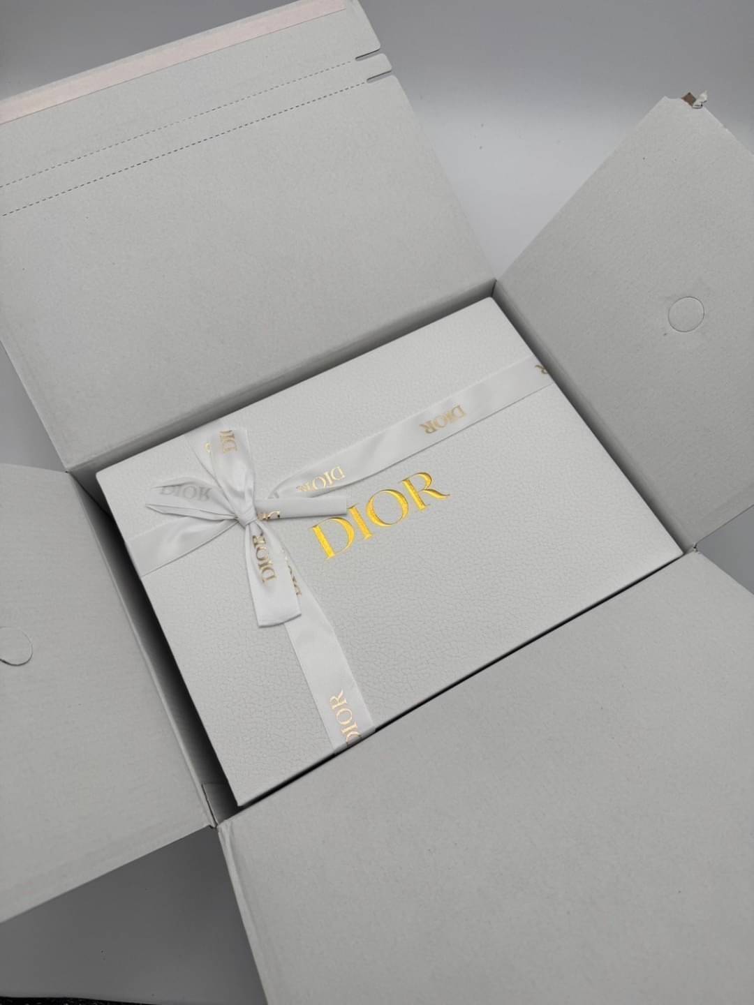 DIOR Small CD Besace Bag กระเป๋าสะพายทรงสวย ดีไซน์โลโก้โดดเด่นหรูหรา ดีเทลดูดีมีกิมมิคในตัว สายสะพายในตัว ปรับได้ตามชอบ สะพายทำงาน ออกงาน ไปเที่ยว ไปเดท ได้ทุกโมเมนต์