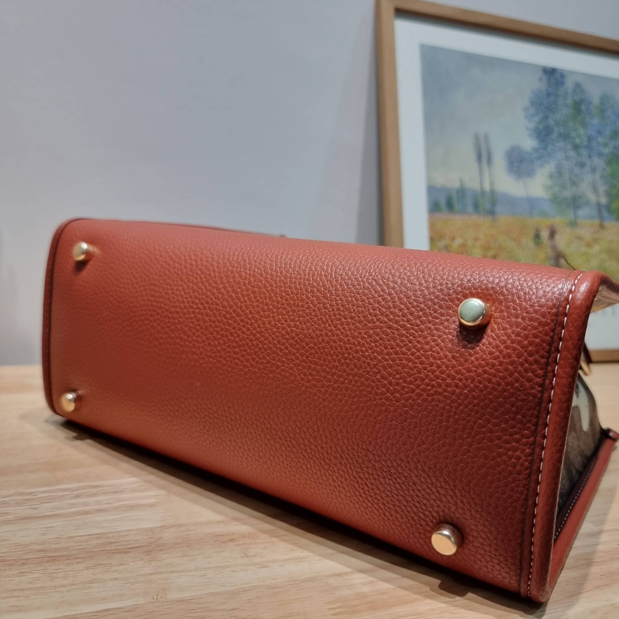 Coach X Peanuts Dempsey Carryall In Signature Canvas With Snoopy Woodstock Print CE862 คอลเลคชั่นใหม่ น่ารักเกินต้านไปมาก!! กับกระเป๋าทรงโท้ท ไซส์ใหญ่ ดีไซน์ลวดลายการ์ตูนยอดฮิต ที่ใครๆก็ต้องรู้จัก พิมพ์คมชัดลงบนหนังแคนวาส ตัดสลับด้วยหนัง pepble เพิ่มดีเทล