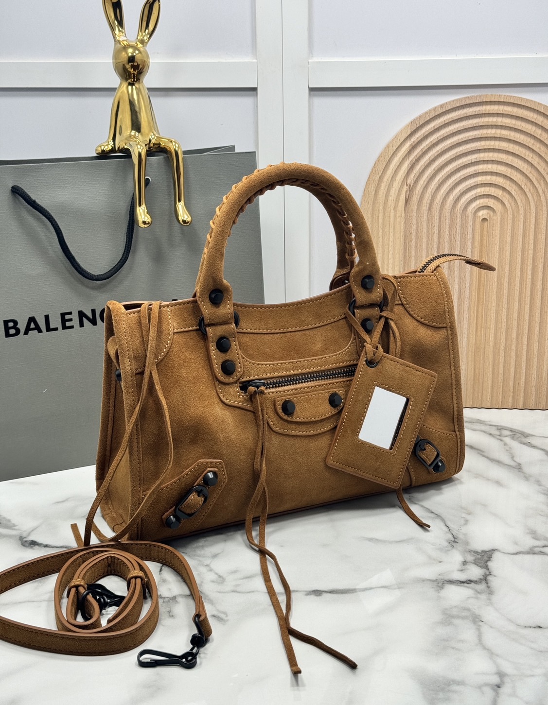 ORI หนังแท้ | Balenciaga Le City suede bag 30cm กระเป๋าถือ/สะพายข้างดีไซน์โดดเด่นสวยเท่ล้ำสมัย ใหม่ล่าสุดงานหนังกลับที่สุดแห่งความไอคอนิกไม่เหมือนใคร มีกิมมิคและลูกเล่นแพรวพราว