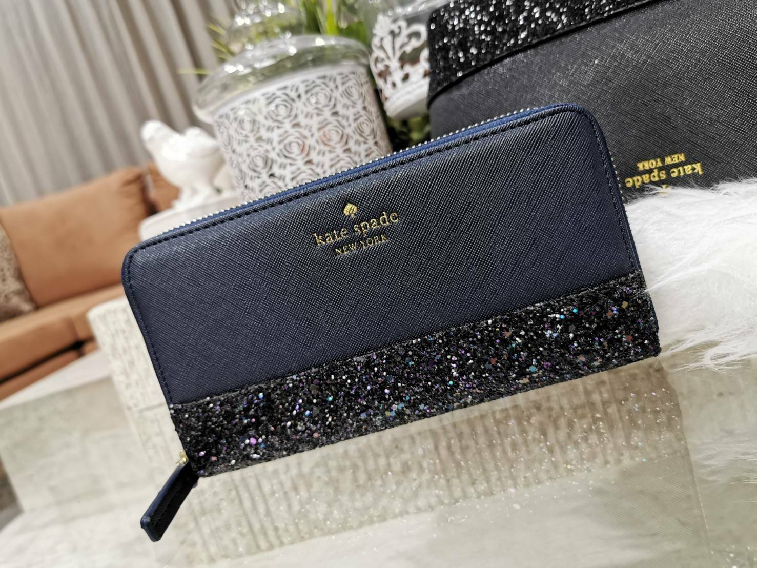 KATE SPADE NEW YORK GLITTER LONG WALLET กระเป๋าสตางค์ใบยาวรุ่นใหม่ล่าสุดจาก KATE SPADE FACTORY หนัง SAFFIANO ตัด Gitter วิ้งๆสวยหรูอยู่ทรงตามคอนเซปคอลเลคชั่นใหม่ เปิดปิดด้วยซิปรอบด้านหน้ามีโลโก้สวยเรียบหรูภายในมีโลโก้ ช่องซิปกลาง ช่องใส่บัตรหลายช่อง สามาร
