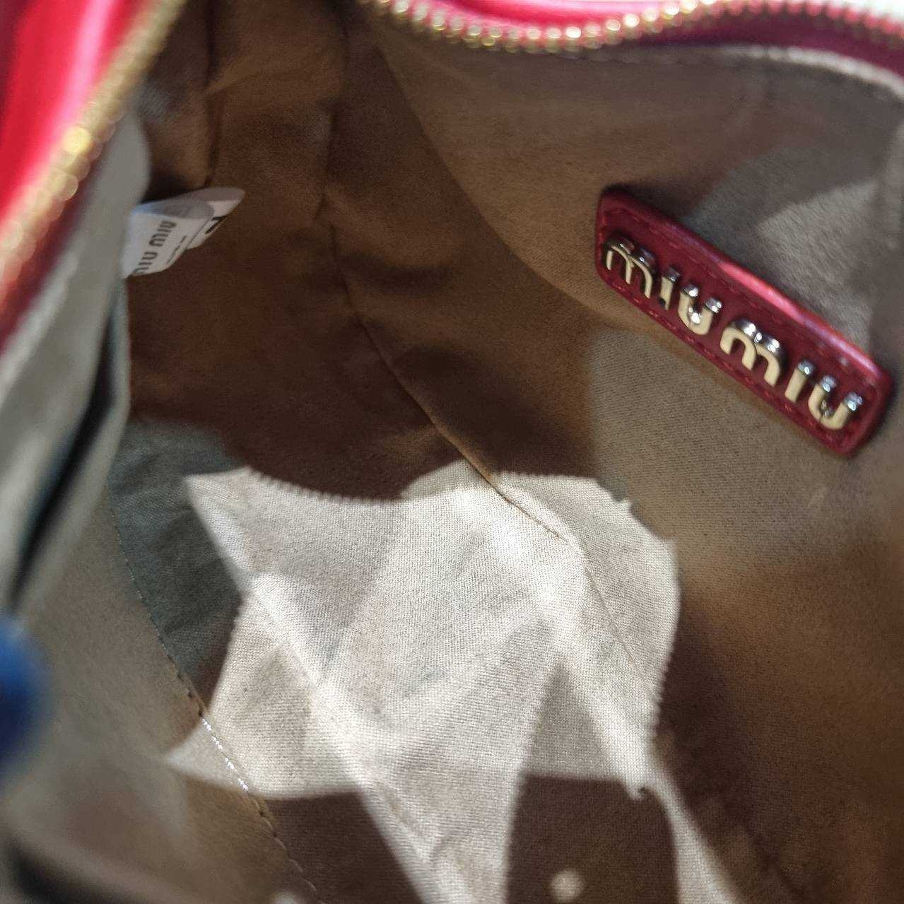 MIU MIU ZIP LEATHER TOP HANDLE BAG กระเป๋าสะพายไหล่/สะพายข้าง ทรงเก๋ ใช้งานง่าย เรียบหรูดูลัคชูสุดๆ