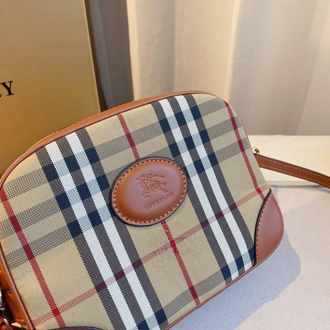 BURBERRY CROSSBODY VINTAGE BAG กระเป๋าสะพายทรง camera ซิปบน ลายซิกเนเจอร์แบรนด์ มาพร้อมสายสะพายยาวครอสบอดี้ งานสวยเป๊ะปั๊มทุกจุด สวยอยู่ทรง เปิดปิดด้วยซิปยาว ภายในมีช่องแบ่งเป็นสัดส่วน สามารถใส่มือถือ iphone เงิน ของจุกจิกได้ สายสะพายหนังยาวปรับระดับได้ อ