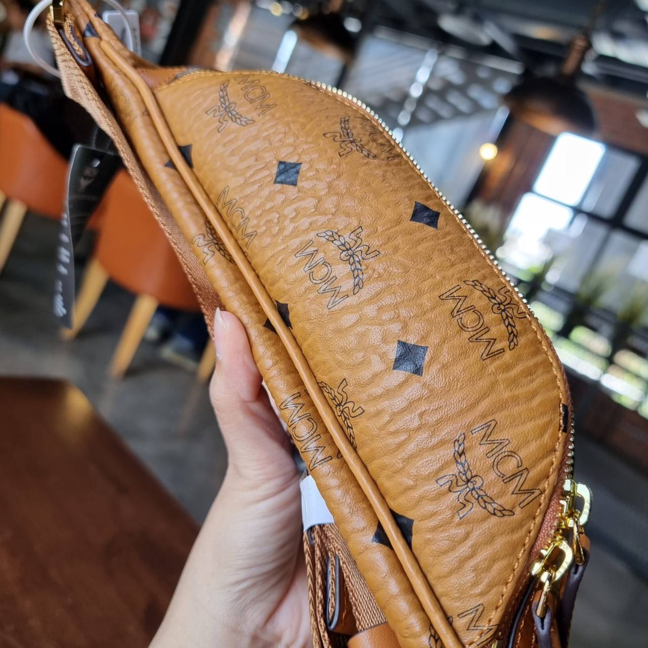 M.C.M SMALL FURSTEN BELT BAG IN VISETOS กระเป๋าคาดอกยอดฮิตอีกหนึ่งดีไซน์ ที่หนุ่มๆสาวๆใช้ได้ไม่มีเบื่อ รุ่นขายดีตลอดกาล ลายวิเซโต้เอกลักษณ์ ทั้งสปอร์ตและดูหรูในตัว ใช้งานง่ายด้วยไซส์ที่กะทัดรัด วัสดุหนังแคนวาสคุณภาพดี ภายในเป็นช่องโล่ง ใช