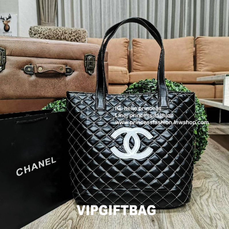 Chanel GWP Tote Bag กระเป๋าสะพายทรง Tote VIP Gift With Purchase (GWP) Limited Edition พรีเมี่ยมกิ้ฟของแท้รุ่นใหม่ล่าสุดจาก Chanel Cosmetic Counter วัสดุหนังนิ่มเรียบลายตารางอยู่ทรงสวยด้านหน้ามีโลโก้แบรนด์ ขนาดกำลังดี เปิดปิดด้วยกระดุมแม่เหล็ก ภายในโล่งกว้
