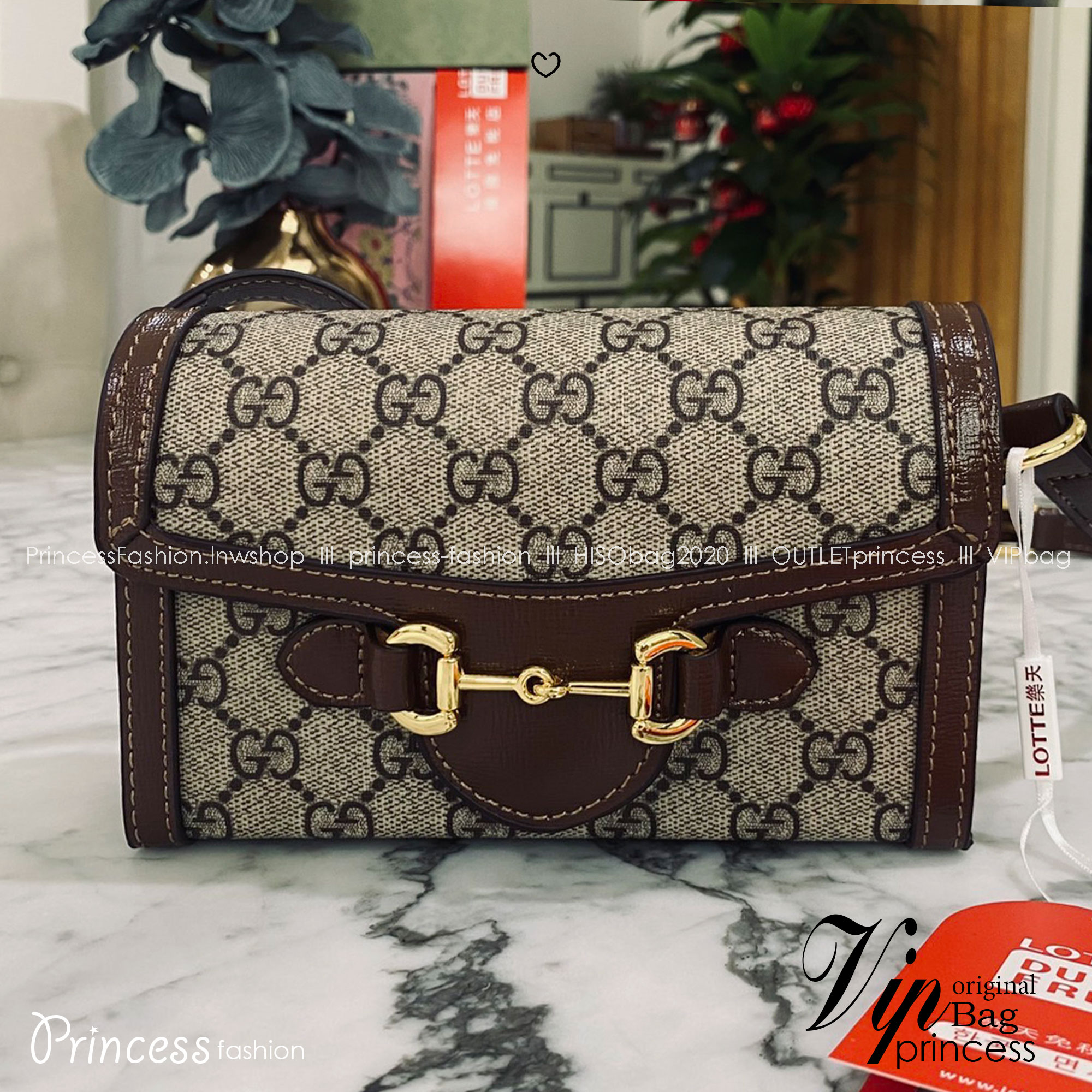 GUCCI Horsebit 1955 Mini Bag กระเป๋าสะพายทรงกล่องสวยอยู่ทรง ใส่โทรศัพท์หรือของใช้เล็กน้อยได้อย่างคล่องตัว แฝงความหรูราคาดีงามจัดมาให้พร้อม box set เป็นใบที่จะหยิบใช้ได้บ่อยๆ ด้วยขนาดกำลังดีใบนี้เอาอยู่เลยค่ะ