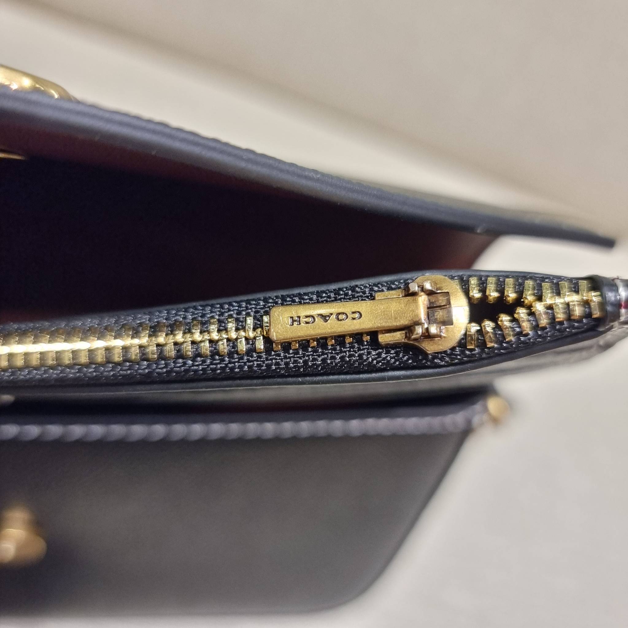 COACH C8439 WYNN CROSSBODY ใหม่ล่าสุด พร้อมเสิร์ฟความหรู ดูดีแบบน้อยแต่มาก กระเป๋าสะพายครอสบอดี้ ที่ซ่อนดีเทลดีงาม มีช่องเสียบบัตรแยกใช้ได้ หรือจะใส่ไว้ในกระเป๋า เพื่อแบ่งสัดส่วนให้ดูน่าใช้ วัสดุหนังวัวลายเกรน เส้นคมสวย เปิด-ปิดด้วยกระดุมแม่เหล็ก สะดวกใช้