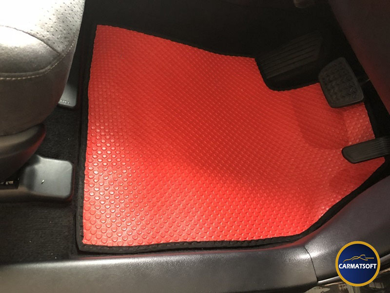 ยางปูพื้นรถยนต์ LEXUS CT200h แบบกระดุมเม็ดเล็กpvc สีแดงขอบดำ