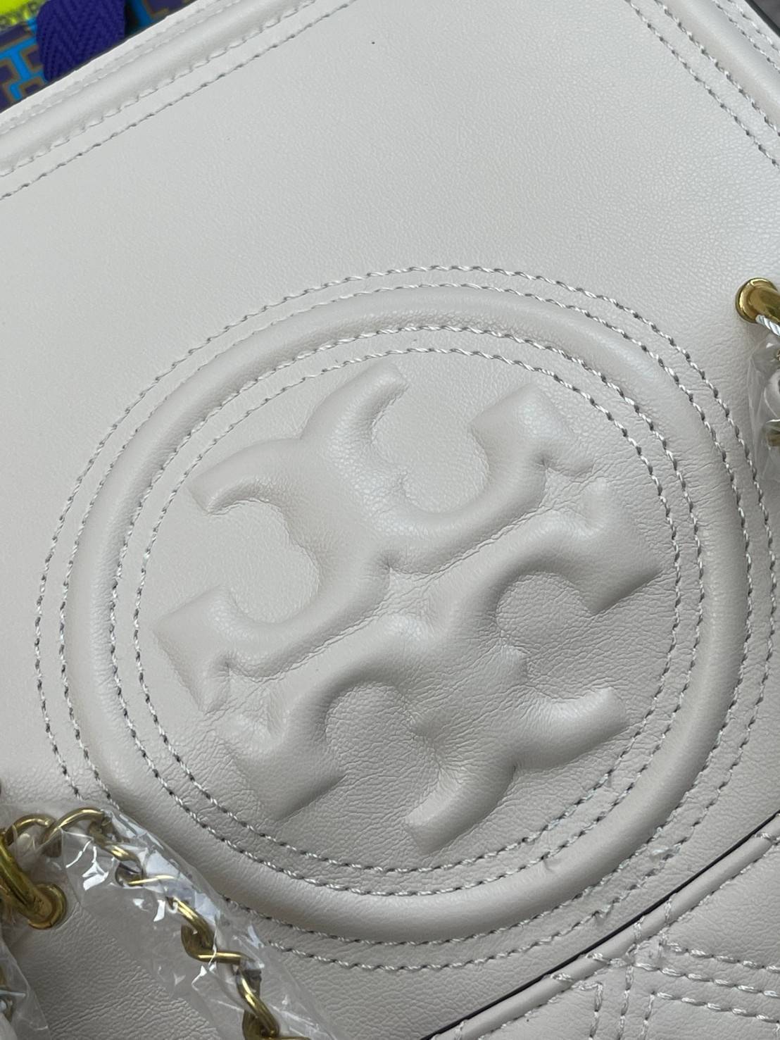 TORY BURCH Fleming Convertible Shoulder Bag ดีไซน์น่ารัก ดูแพงไม่เป็นรองใคร ใช้ได้ทั้งทั่วไปและออกงาน สาว ๆ คนไหนที่กำลังมองหากระเป๋าสะพายไหล่น่ารัก ๆ สักใบที่มีดีไซน์โดดเด่น สะดุดตาล่ะก็ไม่ควรพลาดกับ Collection นี้เลยค่ะ เพราะ Fleming นั้นเป็นรุ่นที่เรีย
