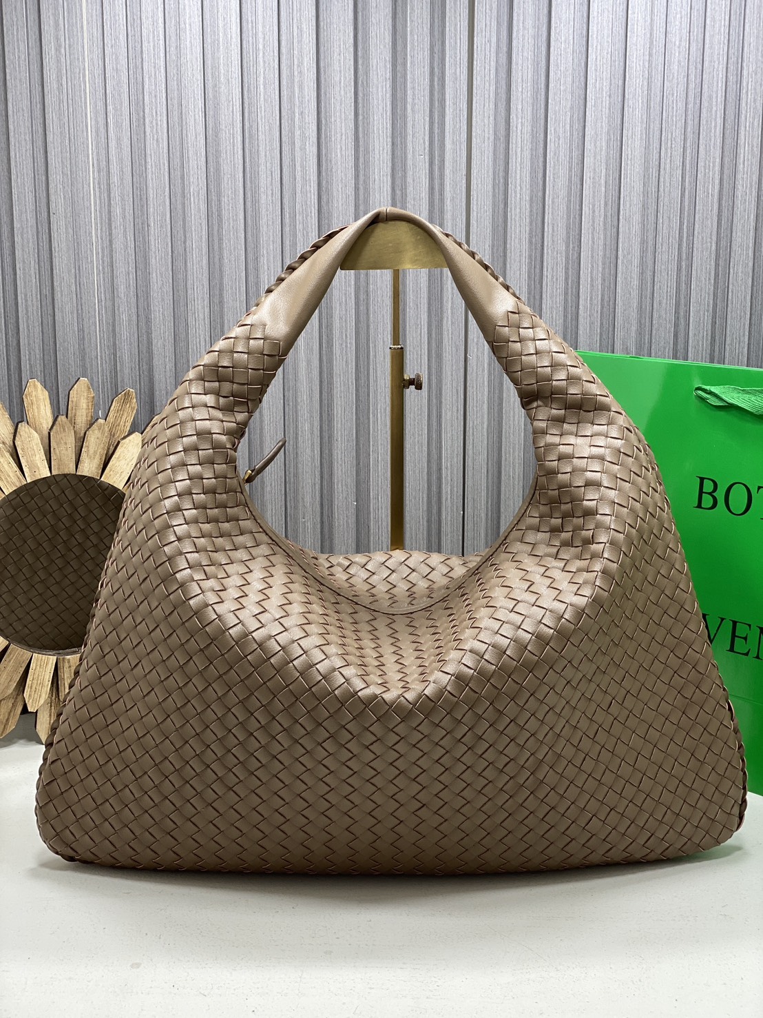 BOTTEGA Large Hop Shoulder Bag 48cm / BOTTEGA Hobo Bag กระเป๋าสะพายไหล่ใบใหญ่ จุของได้เยอะมาก ดีไซส์สานเป็นเอกลักษณ์สวยงาม