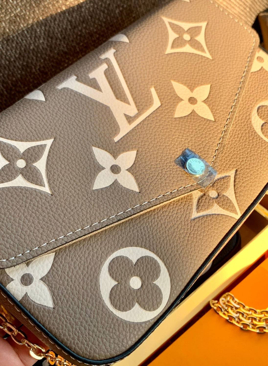 VIP 】Louis Vuitton Pochette Felicie ใบจริงหนังสวยมากๆค่า! ✔️กระเป๋าแบบคลัท มีสายสะพายโซ่มาให้ด้วยค่ะ ✔️หนังแกะสังเคราะห์อย่างดี ลายหนังสวย ปั้มลายแบรนด์ทั้งใบ ✔️รุ่นนี้มาพร้อมกระเป๋าเล็ก สำหรับใส่บัตรได้1ใบ//ใส่ธนบัตรแบบมีซิปรูดอีก1ใบ