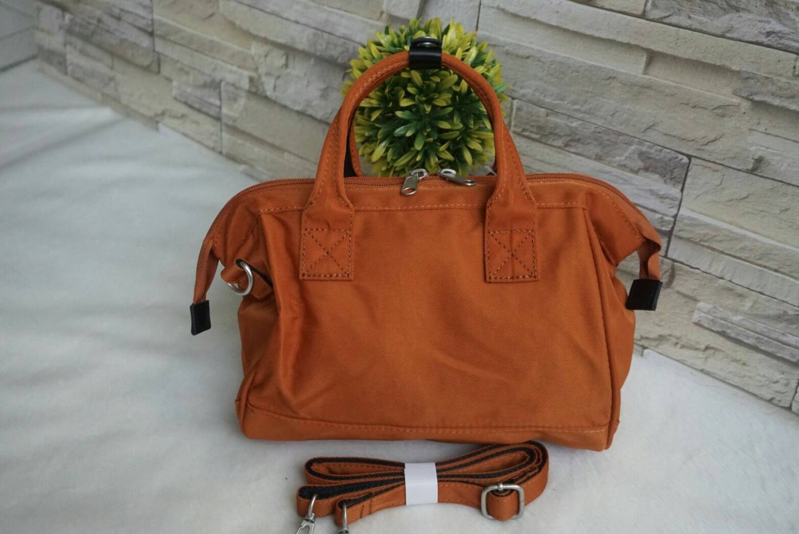 ANELLO Polyester Twill Mini Shoulder Bag AT-H1371 แบรนด์ฮิตติดลมบนในขณะนี้ กับคอลเลคชั่นใหม่เป็นรุ่นทรง Shoulder bag กระเป๋าสะพายในนี้ทำจากผ้า Polyester twill ที่มีความคงทนและมีสีสดใส กระเป๋าที่ดูจะใบเล็กๆใบนี้ สามารถบรรจุขวดน้ำ 500ml และกระเป๋าตังค์แบบยา