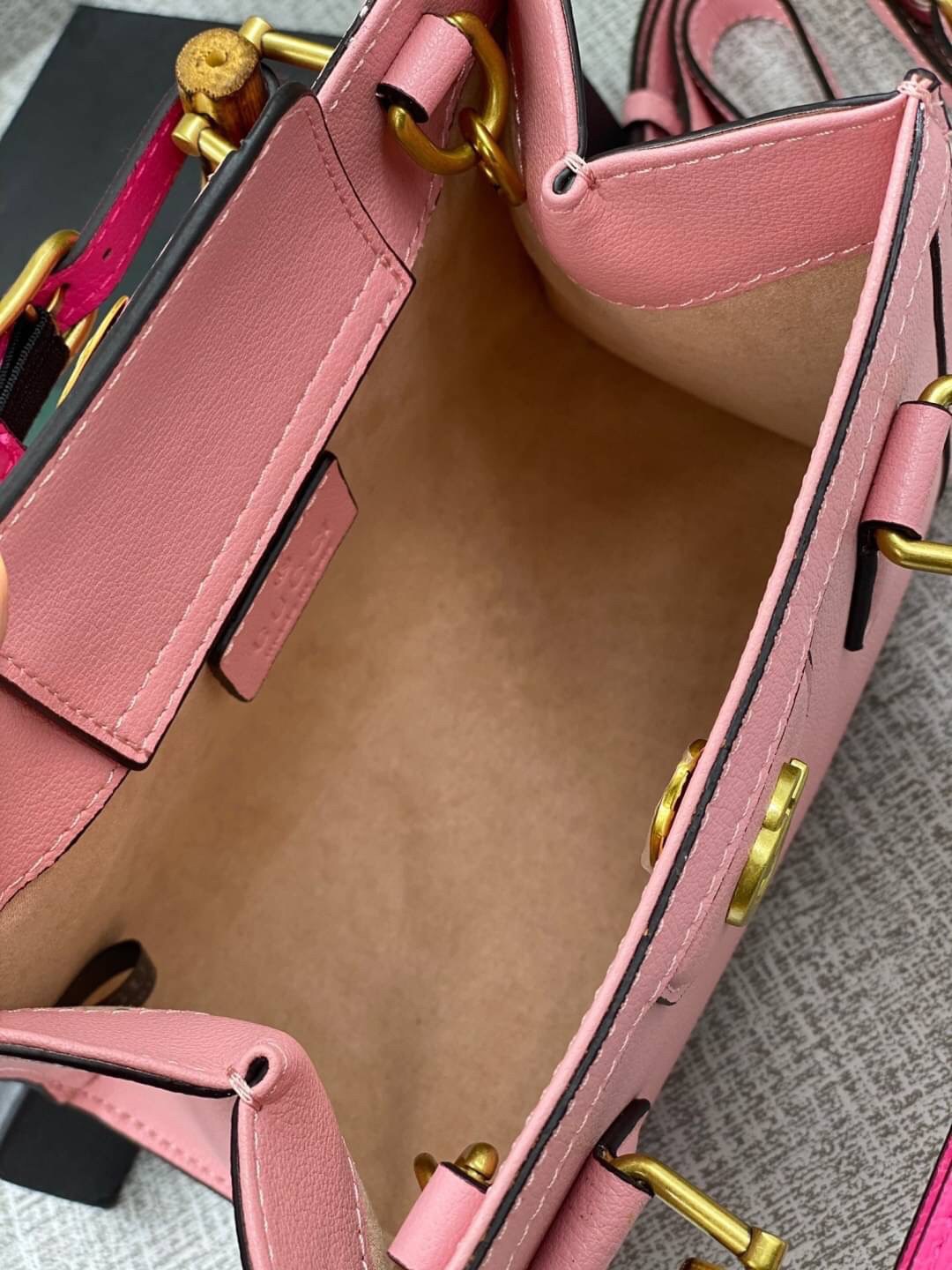VIP GIFT 】หนังแท้ GUCCI Diana mini tote bag กระเป๋างานหูไม้ไผ่สุดคลาสสิก ดีไซน์มาใหม่พร้อมเข็ดขัดหนังสีสะท้อนแสงประดับตรงหูกระเป๋า ขนาดมินิกำลังน่ารักเลยค่ะ วัสดุหนังแท้ อะไหล่ทอง งานสวยตั้งอยู่ทรง มีสายสะพายยาว 1เส้น สามารถปรับระดับได้-ถอดได้ งานเก๋ไก๋ที