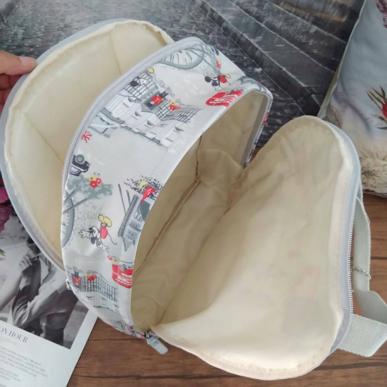 Cath Kidston Backpack Bag - กระเป๋าเป้ สไตล์วินเทจสุดฮิต - เปิด/ปิดกระเป๋าด้วยซิปรอบ - ภายใน มีช่องซิปใหญ่ใส่ของ 2 ช่อง จุของได้เยอะ - ด้านหน้ามีช่องซิปเล็ก 1 ช่อง