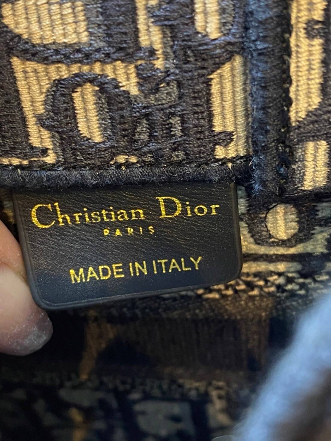 ORI 】Mini Dior Book Tote Phone Bag Blue Dior Oblique Embroidery พร้อมส่งที่ไทย ภาพสินค้าถ่ายจากงานขายจริง ใช้งานต่างประเทศได้ กระเป๋าใบมินิจะใส่โทรศัพท์ได้เช่นเดียวกับของใช้จำเป็นเล็กๆ น้อยๆ ในแต่ละวัน มาพร้อมสายสะพายไหล่แบบปักที่ปรับได้และถอดออกได้ อุปกร