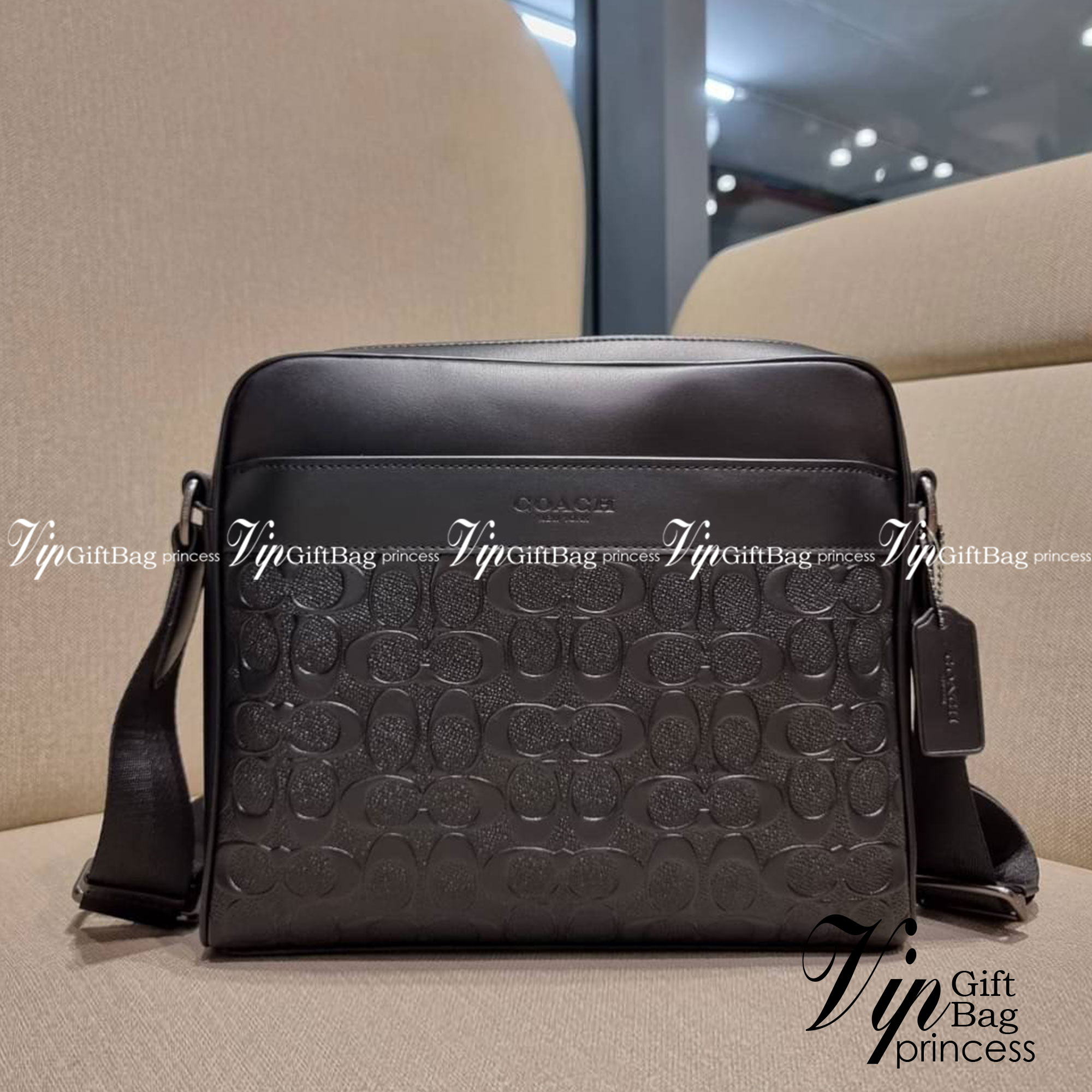 COACH F28455 CHARLES CAMERA BAG IN SIGNATURE LEATHER รุ่นสุดฮิตที่หนุ่มๆเค้ารู้กัน กับกระเป๋าสะพายข้างทรงแมสเซนเจอร์ ที่อัพเลเวลความหรูด้ายลายปั๊มซิกเนเจอร์นูน บนวัสดุหนัง crossgrain ตัดสลับด้วยหนังแท้ สัมผัสดีทั้งใบ มีช่องซิปให้ด้านหน้า และช่องย่อยด้านหล