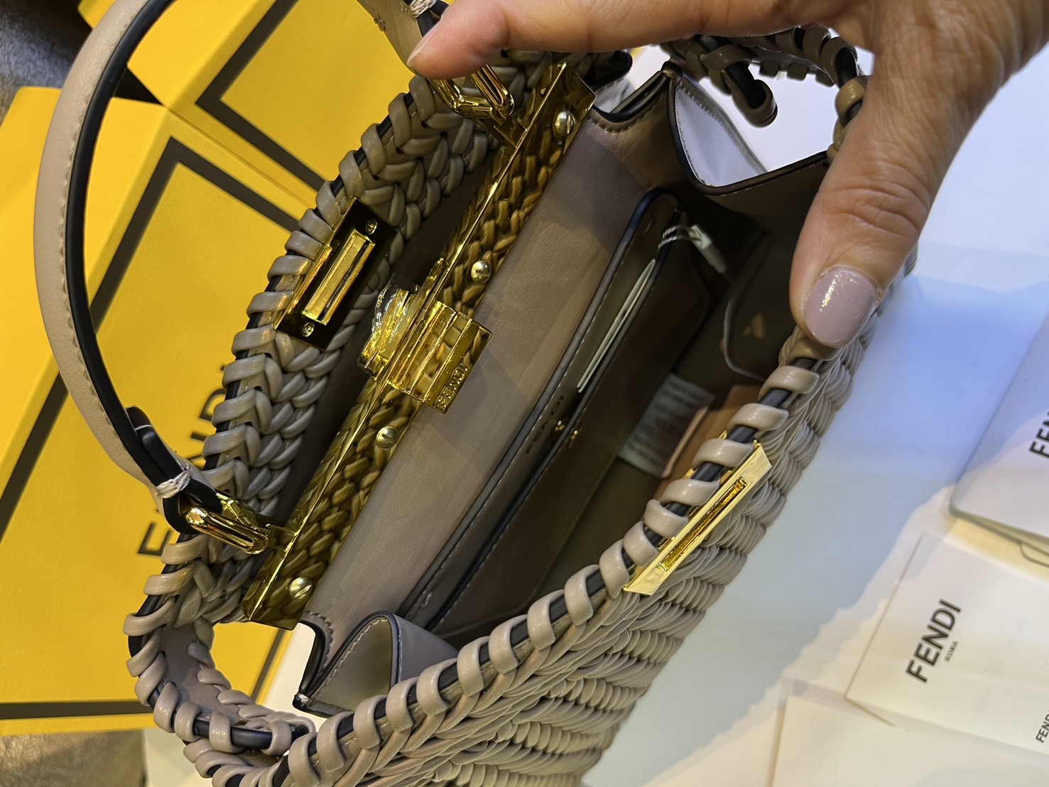 พร้อมส่ง 3 สี FENDI Peekaboo ISeeU Medium interlace leather bag กระเป๋าสะพายดีไซส์สาน ใช้ได้ 2 ด้าน 🧡 เกรดออริจินอล 1:1 สลับแท้