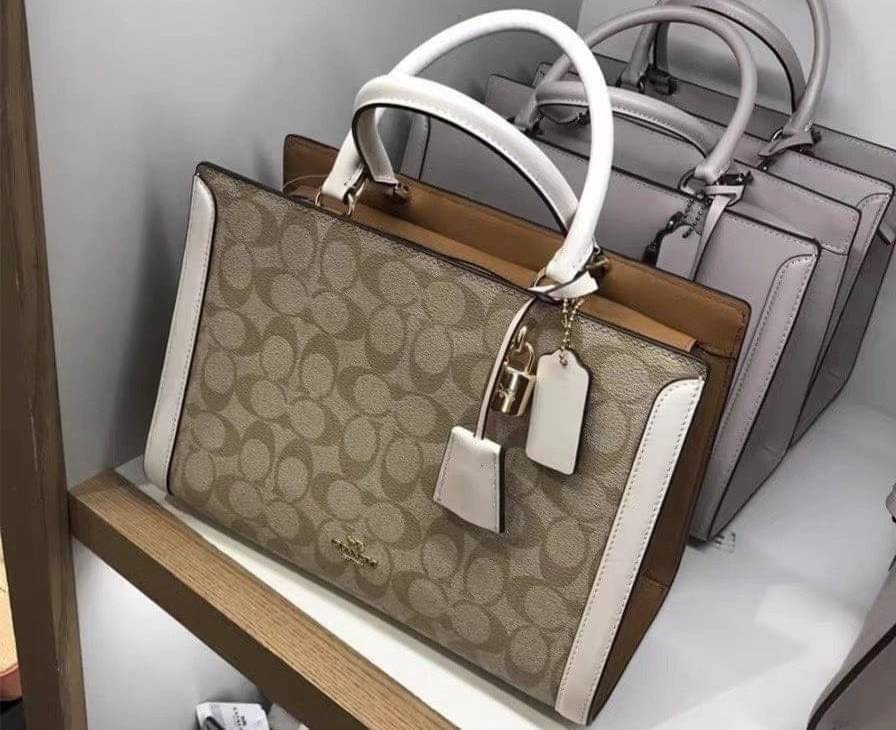COACH ZOE CARRYALL IN SIGNATURE CANVAS เดอะเบสท์แห่งปี ต้องยกให้พี่คนสวยใบนี้เลย!! รุ่นที่สาวๆตามหา หายากอีกหนึ่ง กระเป๋าถือ/สะพายทรงสวย คลาสสิค ใบใหญ่จุคุ้ม มีดีเทลน่ารักๆที่แม่กุญแจ สามารถล็อคหัวซิปได้ กุญแจซ่อนในพวงหนังห้อยก็น่ารักไปอีก ภายในโล่งกว้าง 