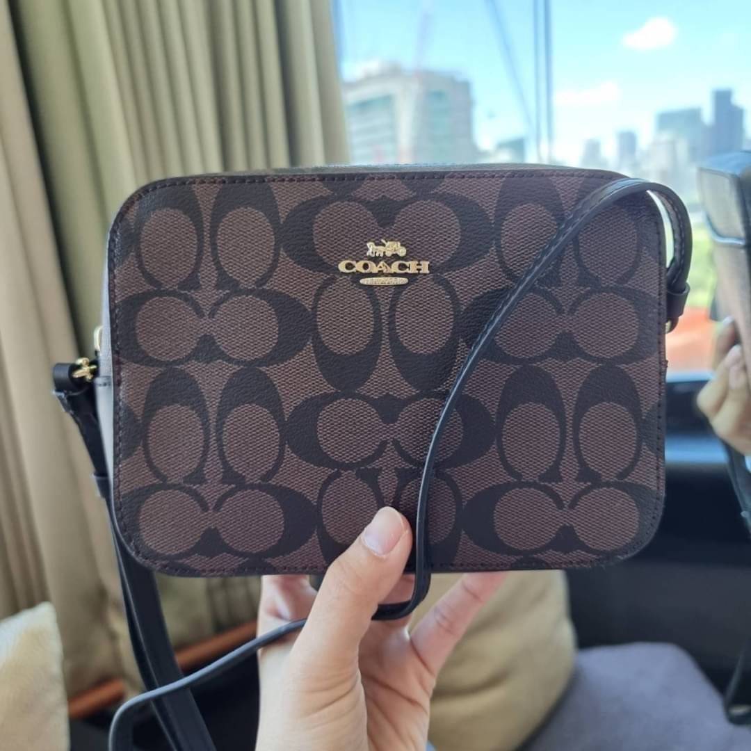 COACH 91677 MINI CAMERA BAG IN SIGNATURE CANVAS ขายดีที่สุด!! กระเป๋าสะพายข้างไซส์มินิ คลาสสิคอยู่ทรง อะไหล่ทองตัดดูหรู วัสดุหนังแคนวาสเคลือบลาย เปิด-ปิดด้วยซิป สายสะพายปรับได้ตามตัว ใบนี้แมทช์ได้ทุกลุค ใช้เป็น everyday bag ได้สบายๆเลยจ้า