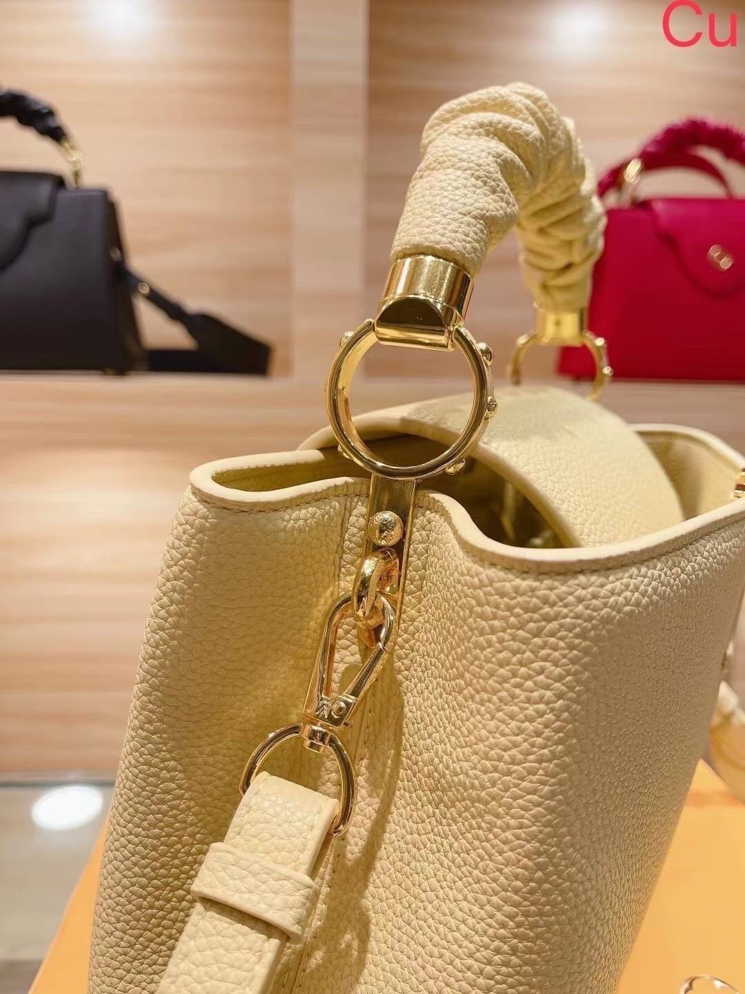 LV CAPUCINES BB top handle ที่สุดของความสวยในราคาเบาๆ กระเป๋าถือสุดหรู มาพร้อมหูจับหนังจับย่น ดีไซน์ทรงคลาสสิค ดีงามม้ากกกก!! ด้วยรูปทรงวินเทจ พร้อมส่งครบ box set ในราคาที่คุ้มที่สุด จัดเถอะค่า ยืนยันว่าสวยคุ้ม!!