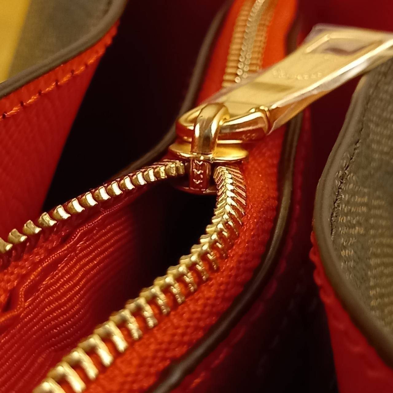 ใบใหญ่ 10" COACH TOWN BUCKET BAG IN SIGNATURE CANVAS (COACH 91512) 🌺 เป็นสีที่ขายดีมากๆ และหายากมากๆด้วย!! //ขนาด 10 นิ้ว ใส่ของได้จุใจ!! //กระเป๋าสะพายข้าง //วัสดุหนังแคนวาสอย่างดี หนังสวย อยู่ทรง มีสายสะพายยาว ใช้สะพายเป็นคลอสบอดี้ได้ สายยา