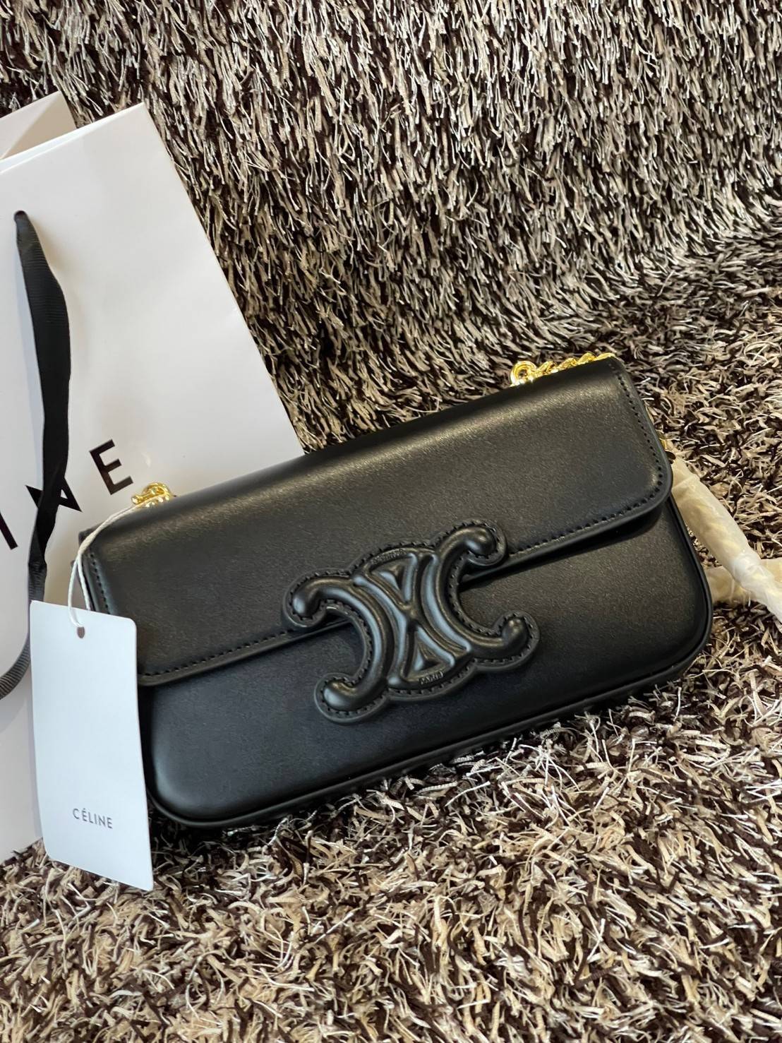 Celine Chain Shoulder Bag Cuir Triompe In Triompe เป็นกระเป๋าถูกประดิษฐ์ขึ้นในรูปทรงมินิมอล นับว่าเป็นกระเป๋าอีกหนึ่งรุ่นในซีรีส์ Triomphe ที่ได้รับความนิยมอย่างมาก โดยเป็นกระเป๋าสะพายไหล่ทรงสี่เหลี่ยมผืนผ้าที่อัดแน่นไปด้วยกลิ่นอายความคลาสสิกตามแบบฉบับของ