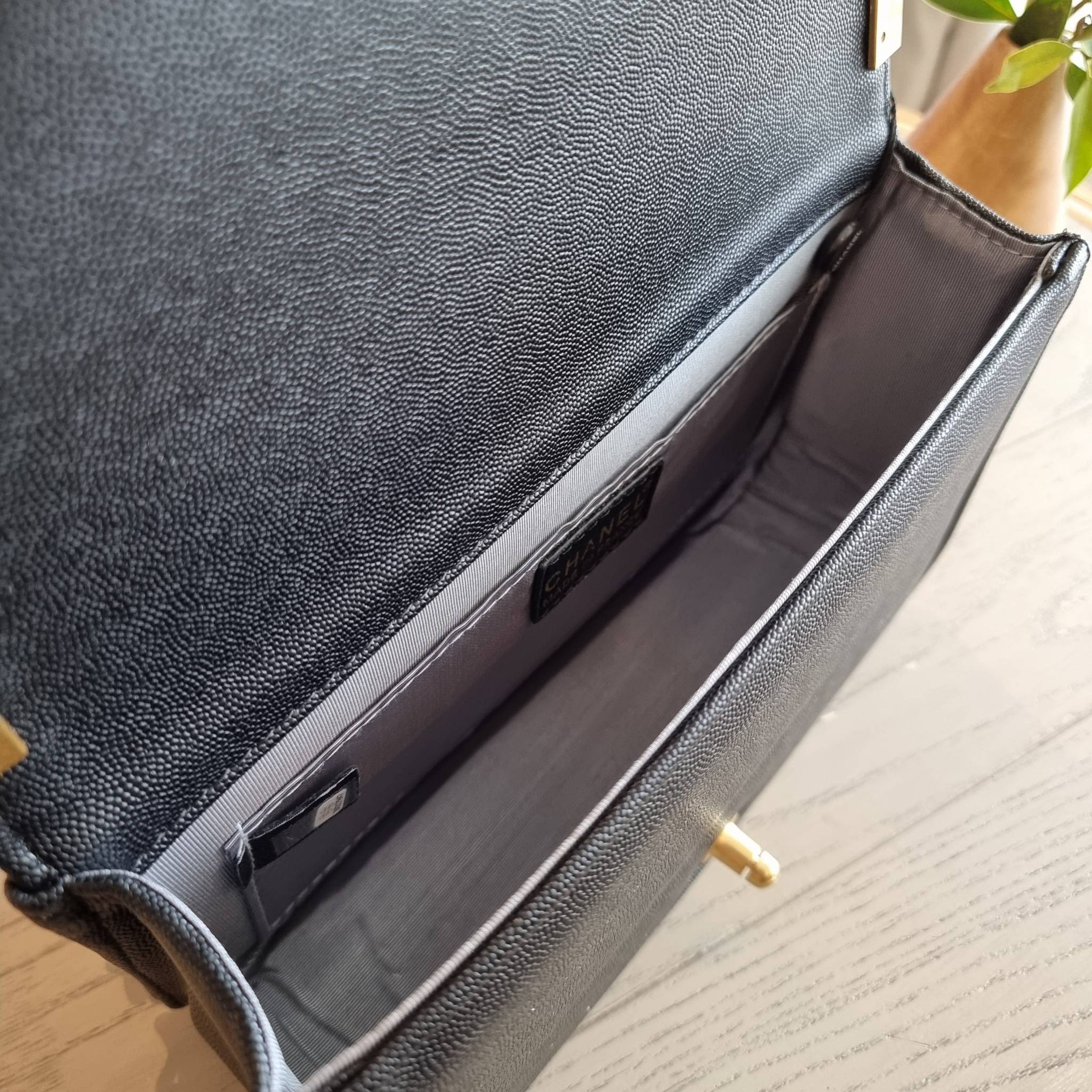 Chanel Boy 10" พร้อมส่งที่ไทย รุ่นสุดฮอต อะไหล่สีทองสุดหรู วัสดุหนังลายคาร์เวีย ทรงคลาสสิคที่สาวๆห้ามพลาด!! ในราคาสุดคุ้ม เปิด-ปิดกระเป๋าด้วยตัวล็อค ภายในโล่งกว้าง ไซส์ใหญ่ใส่ของได้เยอะ มีช่องแยกในกระเป๋า มาพร้อมสายสะพายโซ่สลับหนังรองบ่า (ถอดได้-ปรับ