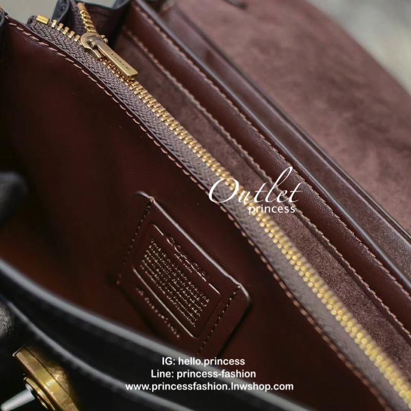 Coach Tabby Chain Clutch Detail : กระเป๋าทรงสวย สะพาย เป็นcrossbody หรือ จะถือเป็รครัชเก๋ๆ ออกงานก็สวยหรู ดูแพง สายสะพายเป็นสายโซ่แข็งแรง โดดเด่นด้วยหัวกระดุมเปิด ด้วนสัญลักษณ์รูปตัวC กากเพชร สวยยย เด่น และหรูมากๆ ใครยังไม่มี รีบซื้อเก็บไว้สักใบ หรือ เป็น