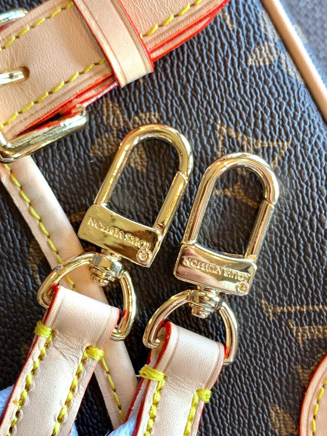 LOUIS VUITTON DIANE MONOGRAM พร้อมส่ง สุดคุ้ม! กับกระเป๋าLV พรีเมี่ยมกิฟ ตปท. หนังแท้ นิ่ม ทรงสวยมากๆค่ะ ((พื้นผิวหนังเป็นการขัดตามธรรมชาติจะมีรอยดำๆตรงขอบหนังนะคะ)) รุ่นนี้มาในลุคสวย หรู ดูชิล เพราะไม่ว่าลุคไหนๆก็เอาจริงๆจ้า! เปิดปิดกระเป๋าแบบกระดุมแม่เห